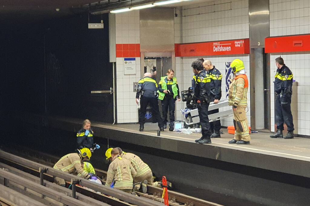 Persoon gewond na val op metrorails