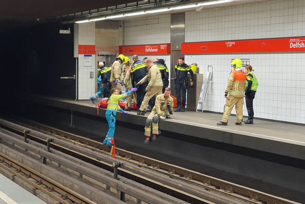 Persoon gewond na val op metrorails