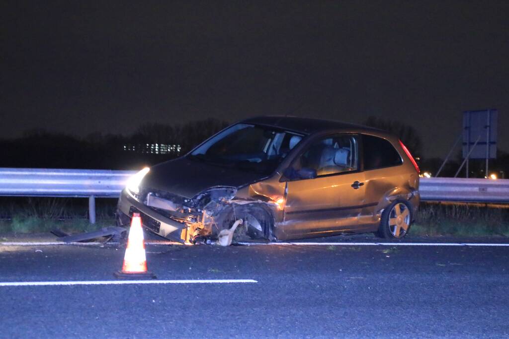 Auto total-loss na crash tegen vangrail