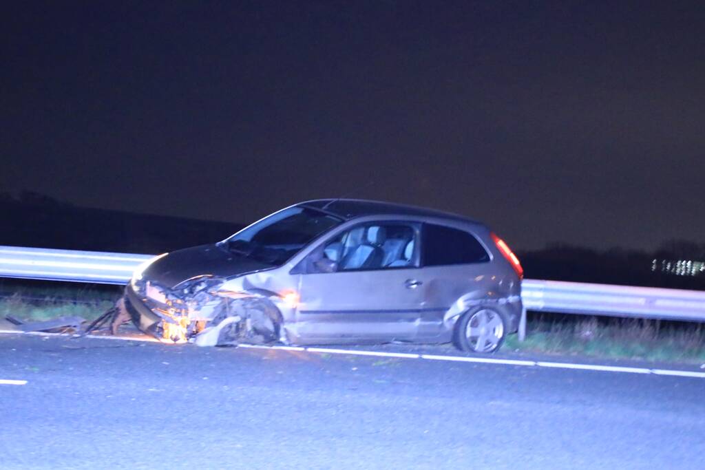 Auto total-loss na crash tegen vangrail