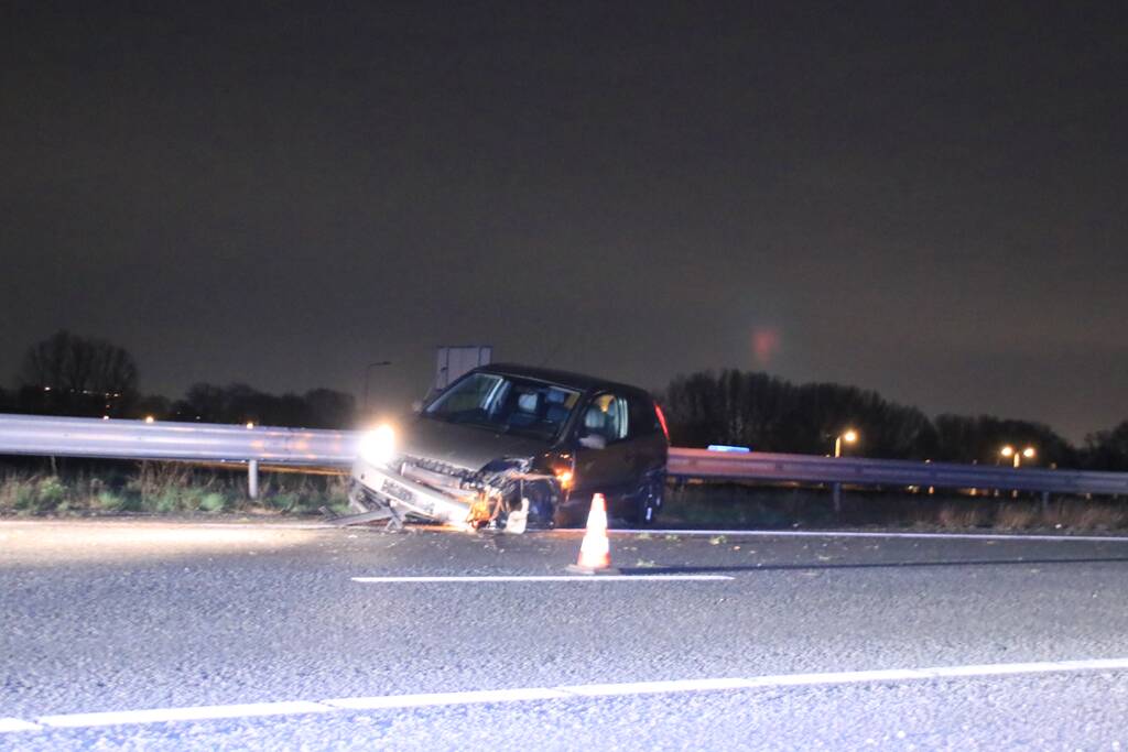 Auto total-loss na crash tegen vangrail