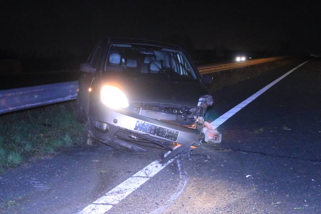 Auto total-loss na crash tegen vangrail