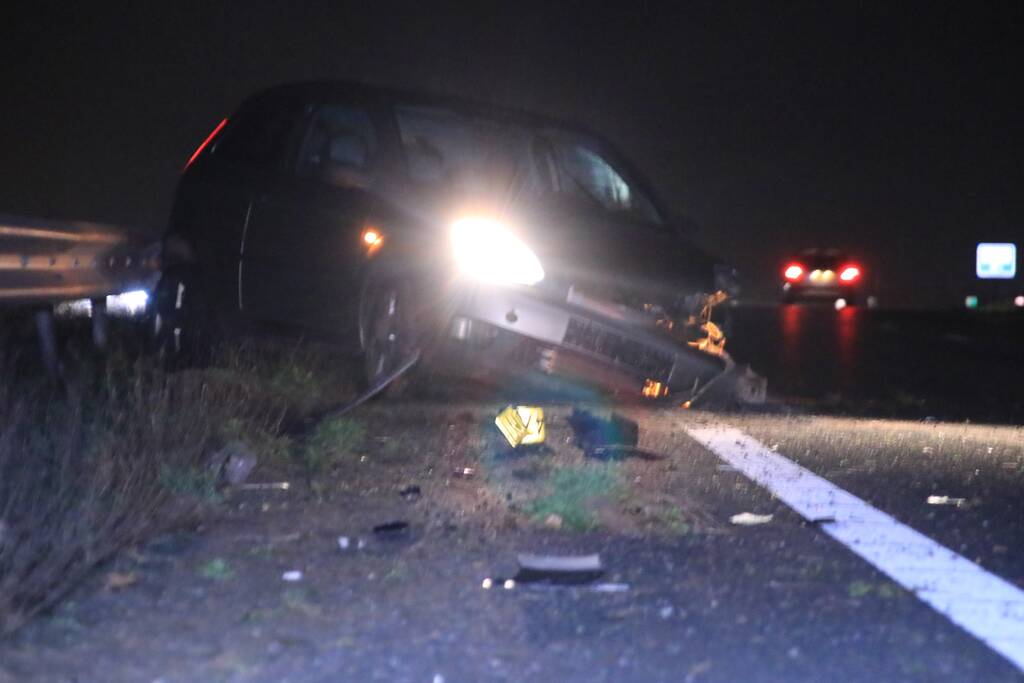 Auto total-loss na crash tegen vangrail