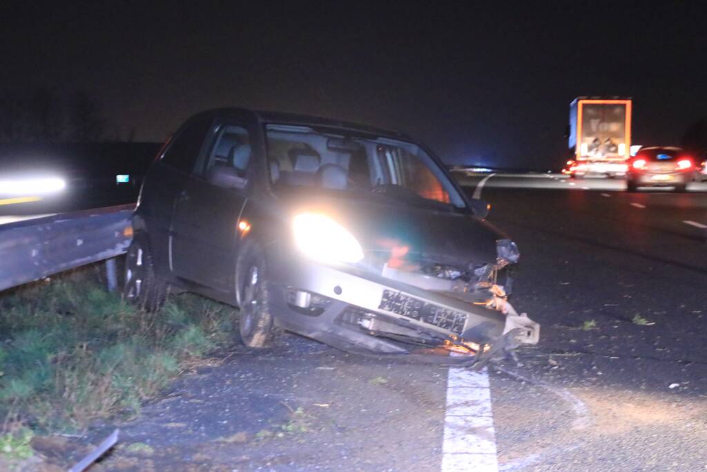 Auto total-loss na crash tegen vangrail