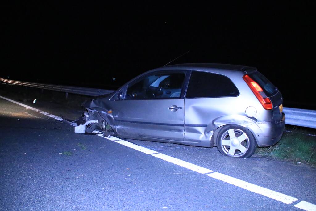 Auto total-loss na crash tegen vangrail