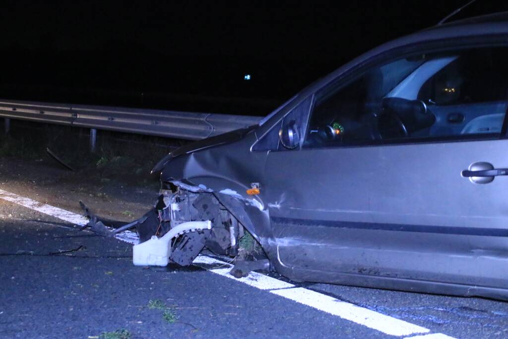 Auto total-loss na crash tegen vangrail