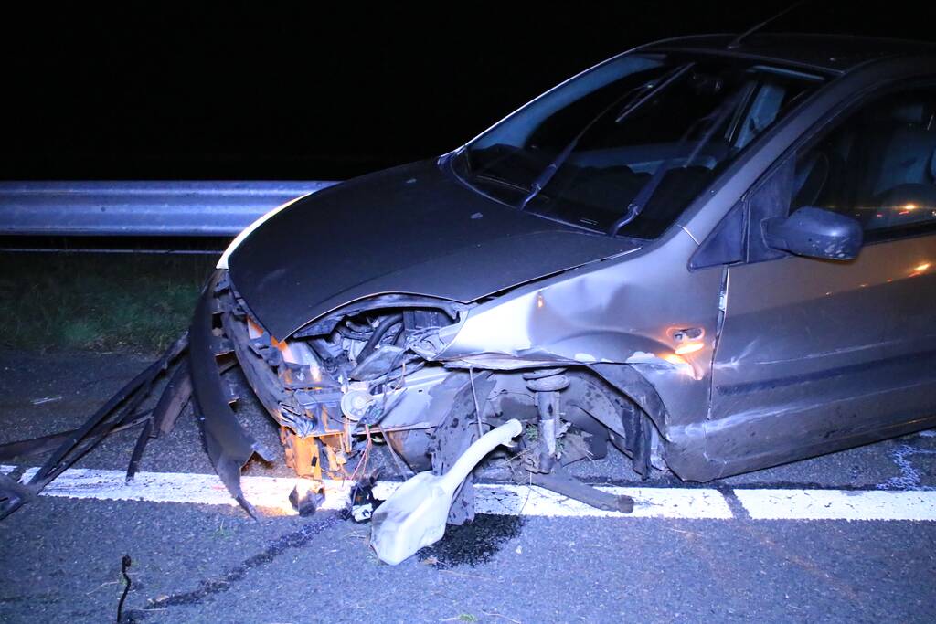 Auto total-loss na crash tegen vangrail