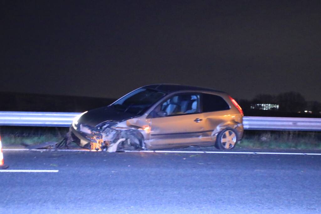 Auto total-loss na crash tegen vangrail