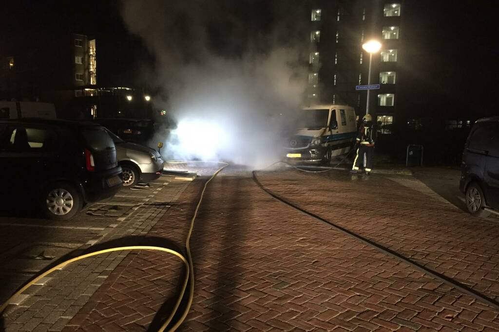 Auto en bestelbus zwaar beschadigd na brand