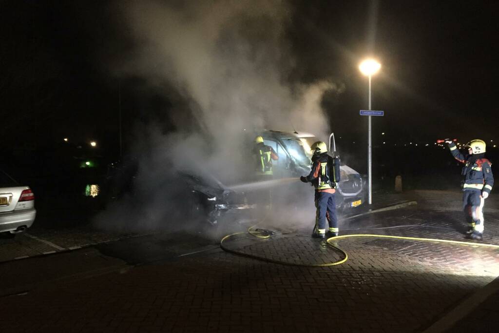 Auto en bestelbus zwaar beschadigd na brand