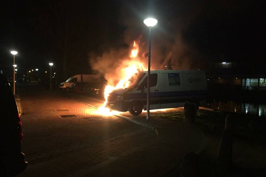Auto en bestelbus zwaar beschadigd na brand