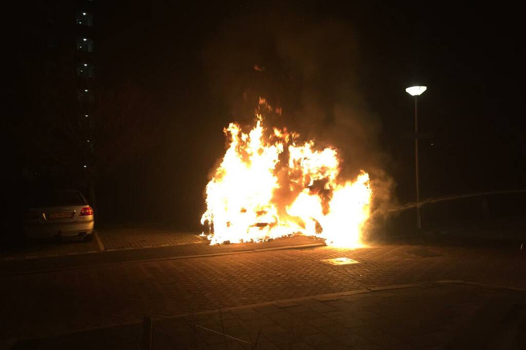 Auto en bestelbus zwaar beschadigd na brand