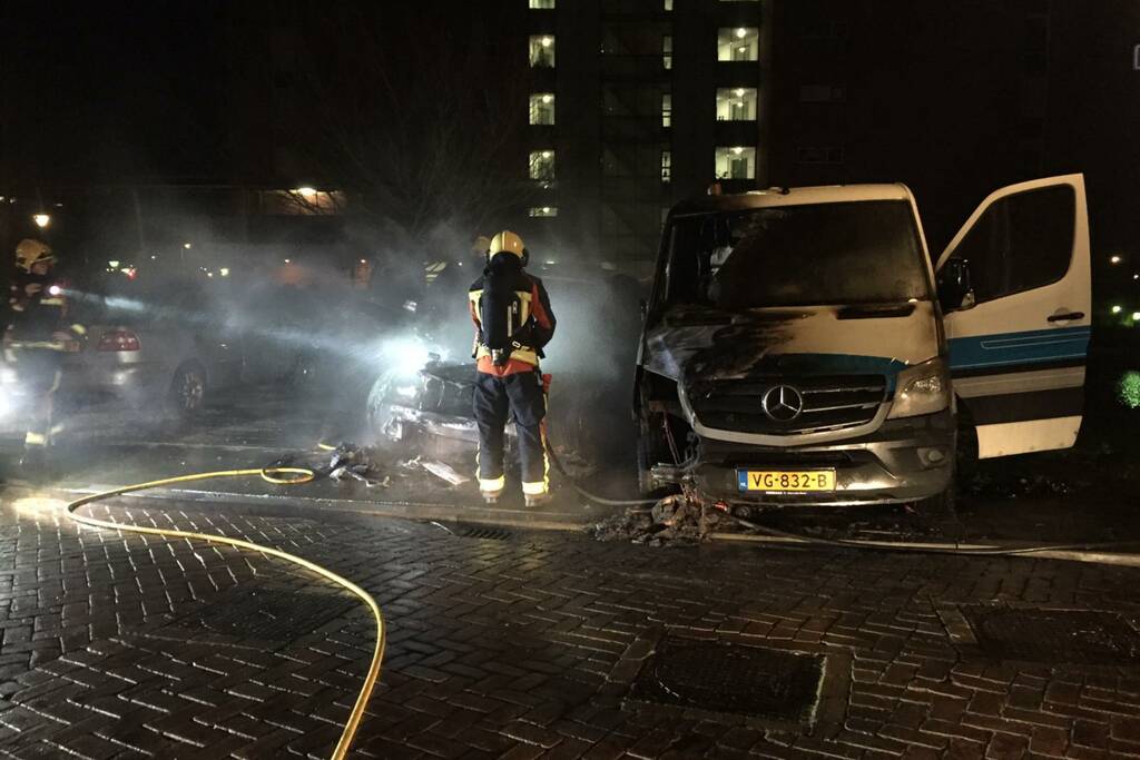 Auto en bestelbus zwaar beschadigd na brand