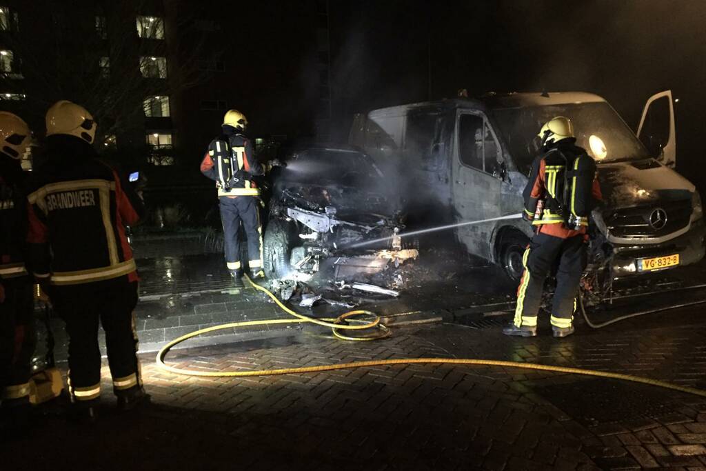 Auto en bestelbus zwaar beschadigd na brand