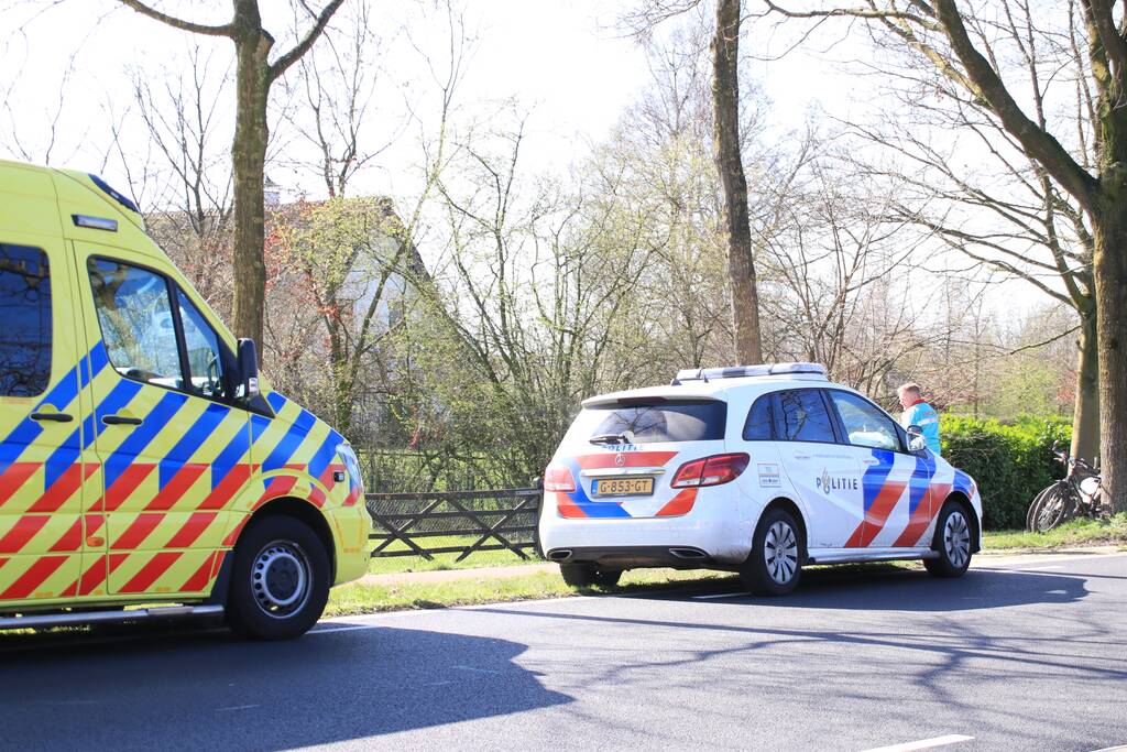 Twee fietsers botsen op fietspad