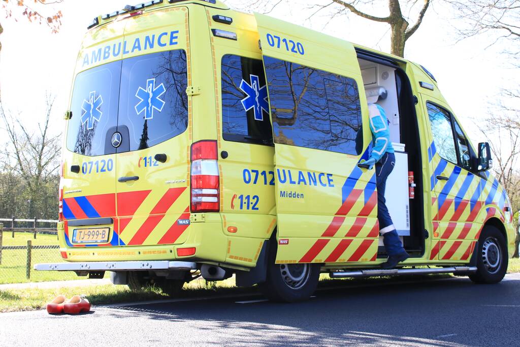 Twee fietsers botsen op fietspad