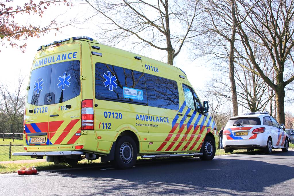 Twee fietsers botsen op fietspad