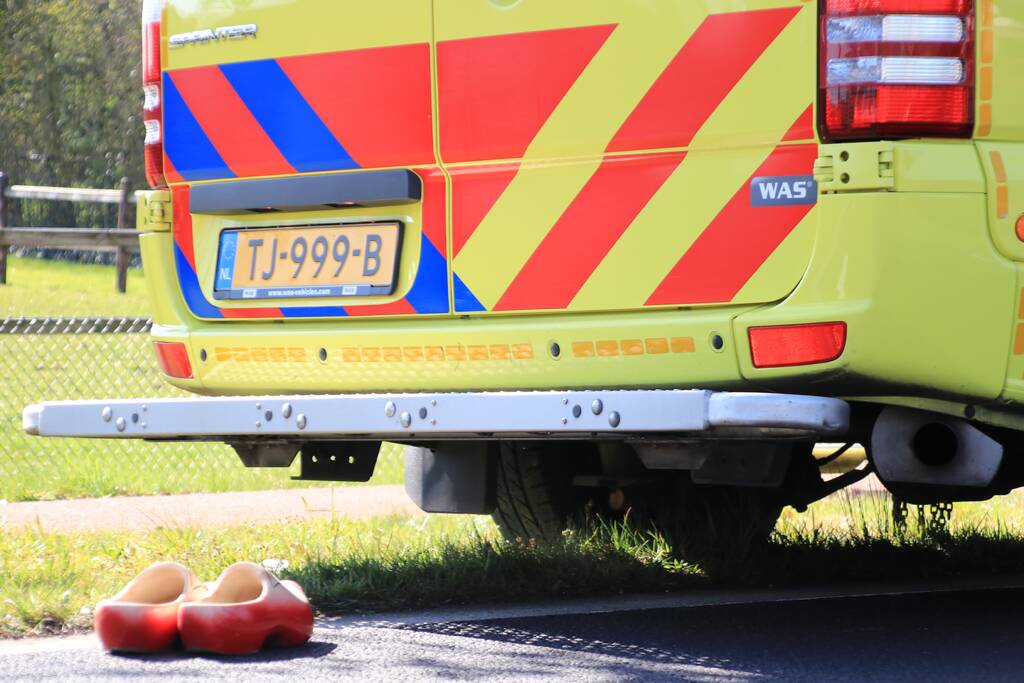 Twee fietsers botsen op fietspad
