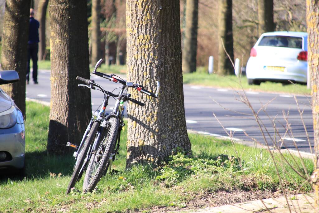 Twee fietsers botsen op fietspad
