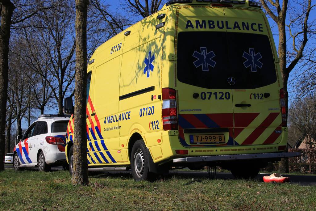 Twee fietsers botsen op fietspad