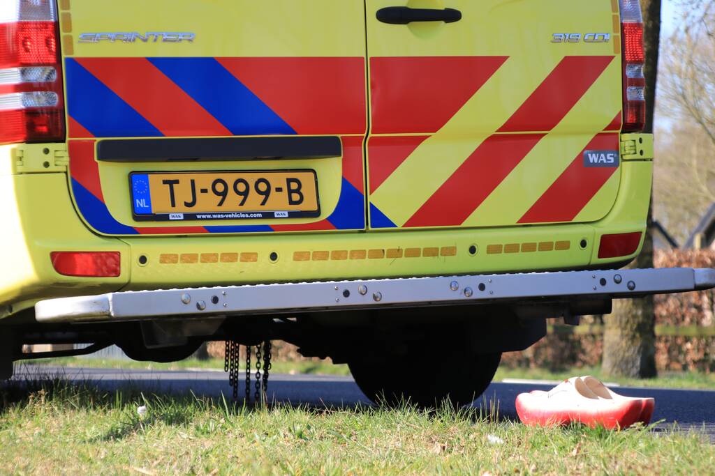 Twee fietsers botsen op fietspad