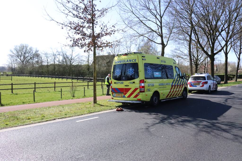 Twee fietsers botsen op fietspad