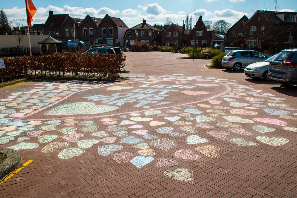 Enorme krijttekening op parkeerterrein verzorgingstehuis voor eenzame ouderen