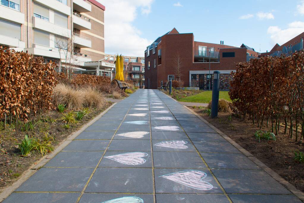 Enorme krijttekening op parkeerterrein verzorgingstehuis voor eenzame ouderen