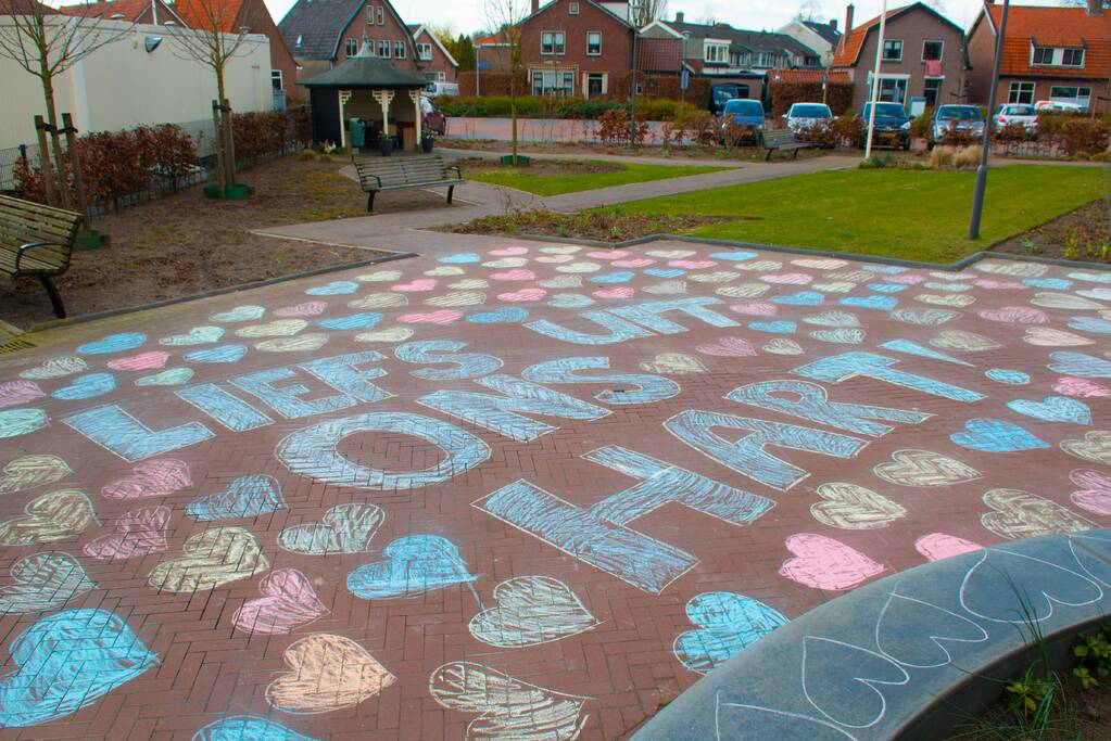 Enorme krijttekening op parkeerterrein verzorgingstehuis voor eenzame ouderen