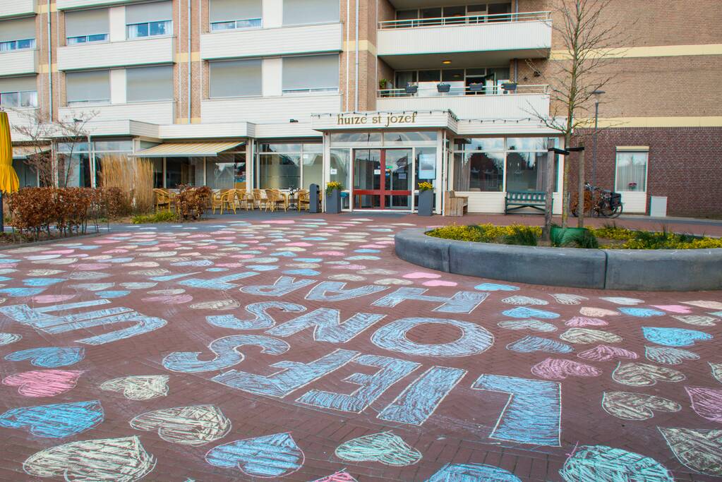 Enorme krijttekening op parkeerterrein verzorgingstehuis voor eenzame ouderen
