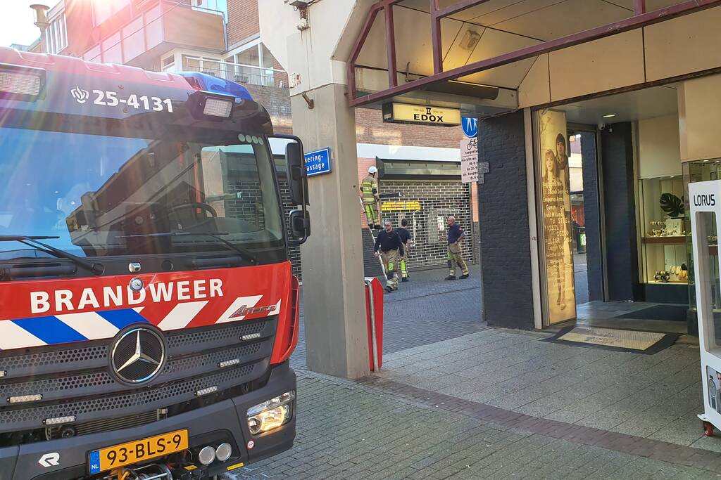 Platen van rolluik voormalige MS mode pand losgeraakt