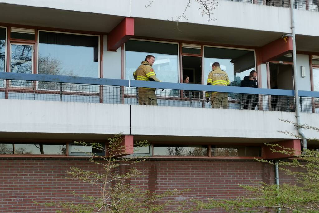 Bewoners tot hun enkels in het water