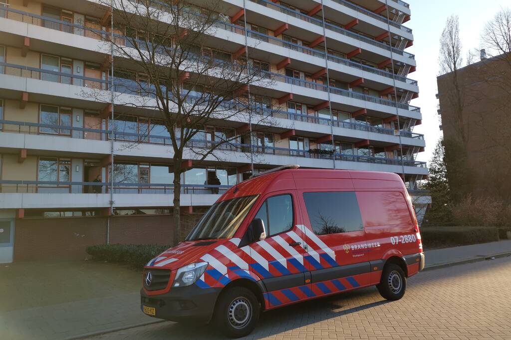 Bewoners tot hun enkels in het water