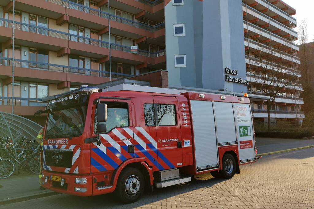 Bewoners tot hun enkels in het water