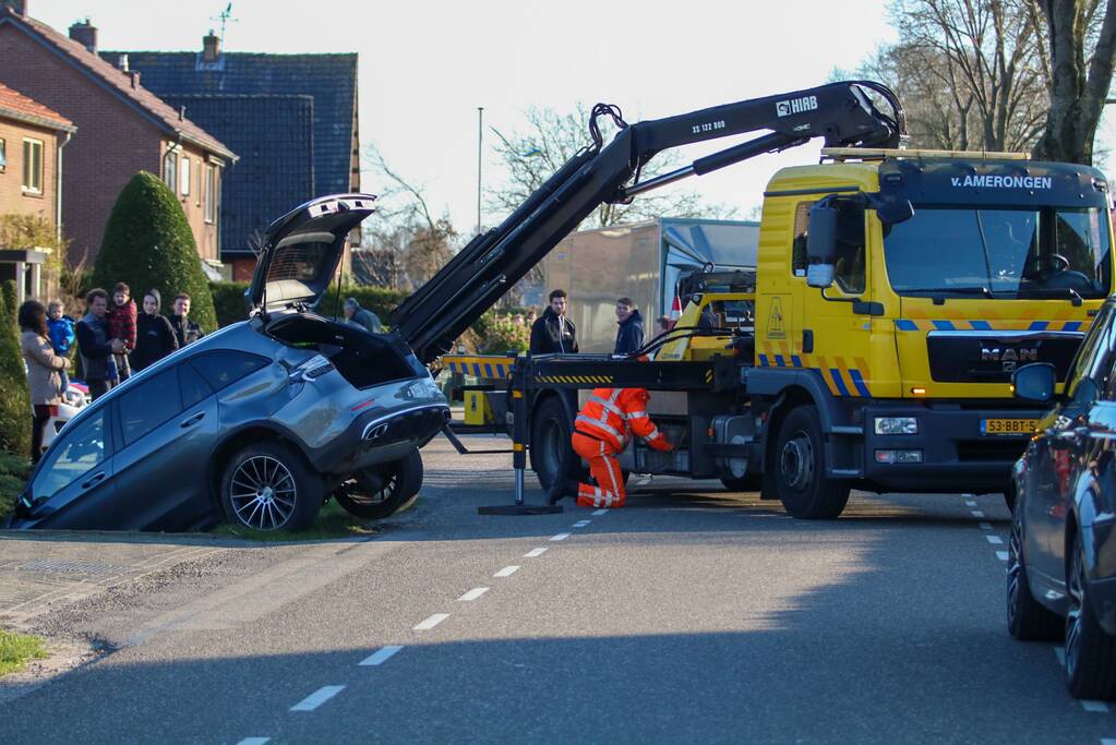 Dure Mercedes MPV belandt in sloot na botsing