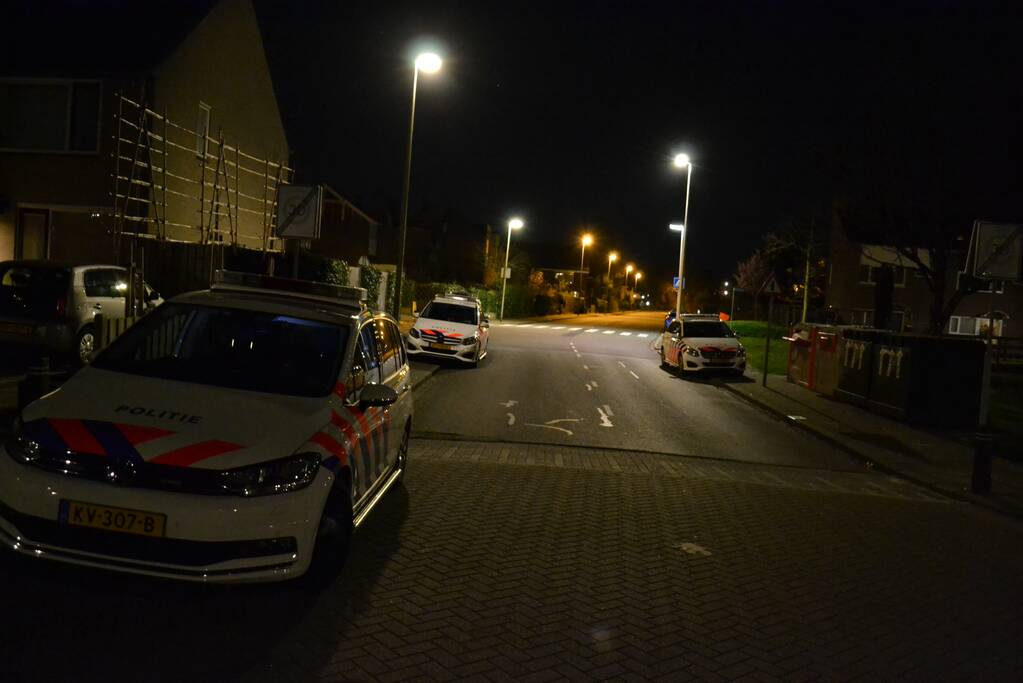 Veel agenten in witte pakken bij woning