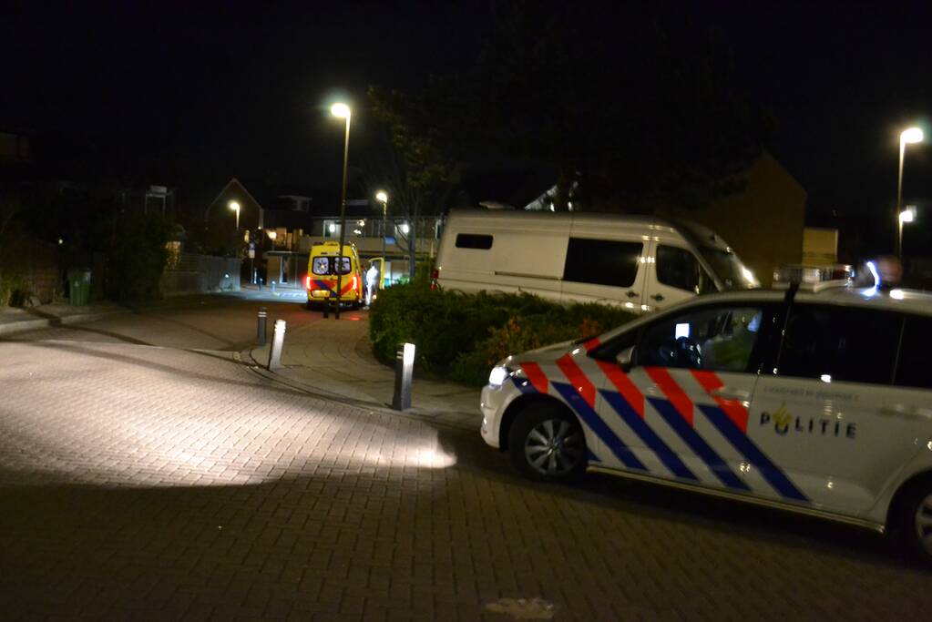 Veel agenten in witte pakken bij woning