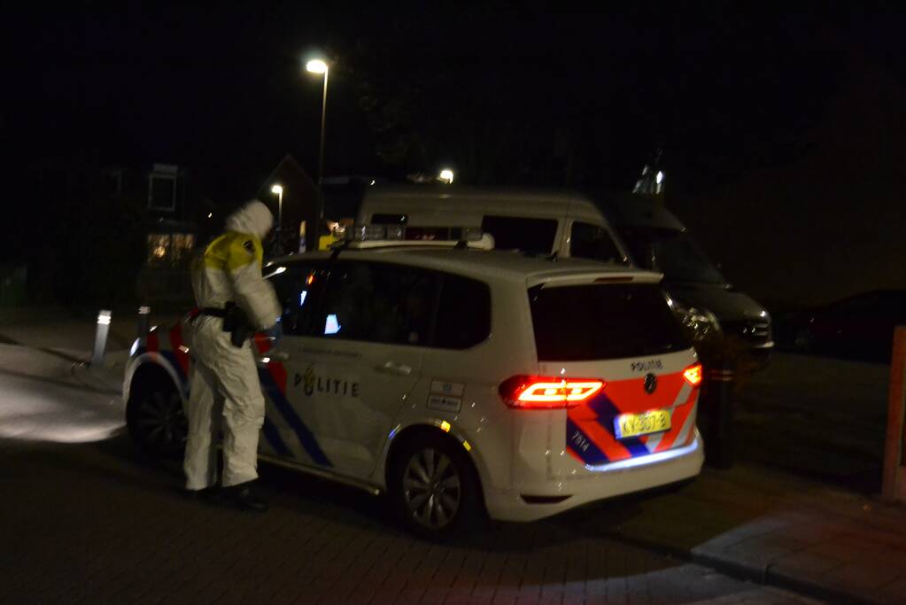 Veel agenten in witte pakken bij woning