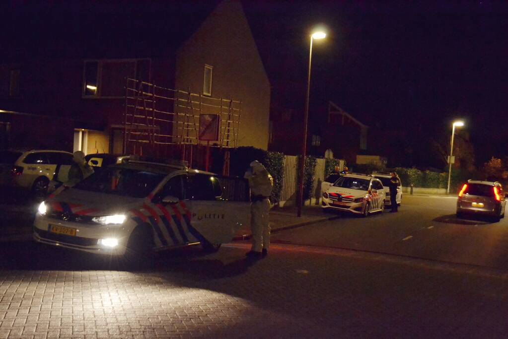 Veel agenten in witte pakken bij woning