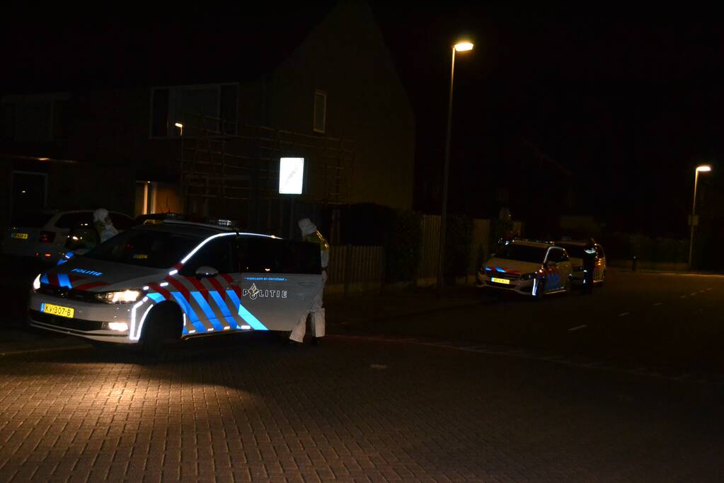 Veel agenten in witte pakken bij woning