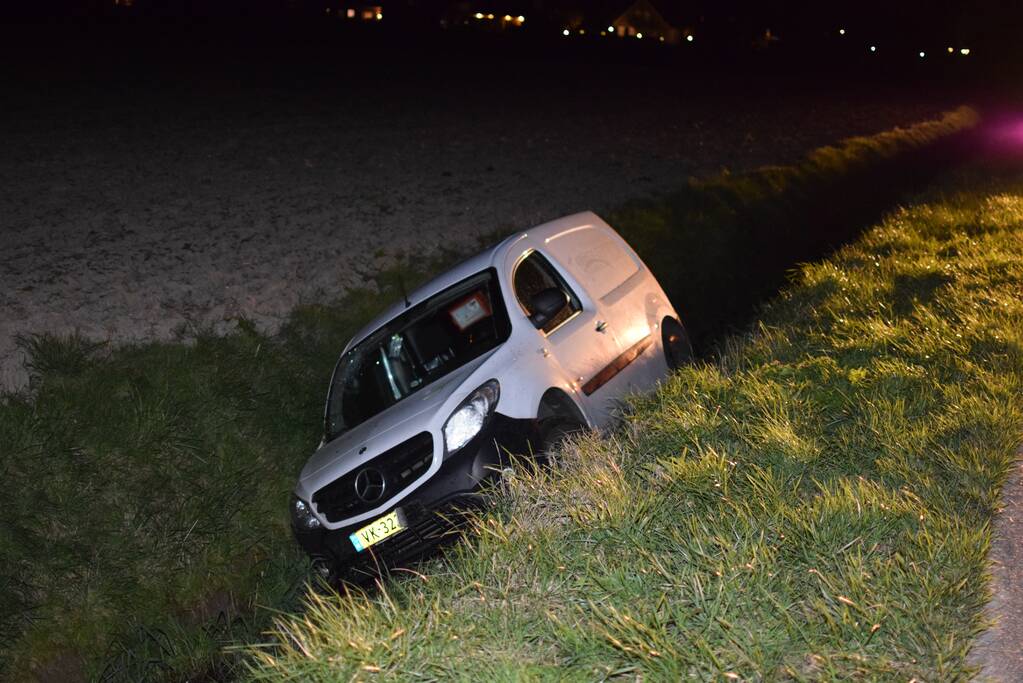 Bestelbus belandt in diepe greppel