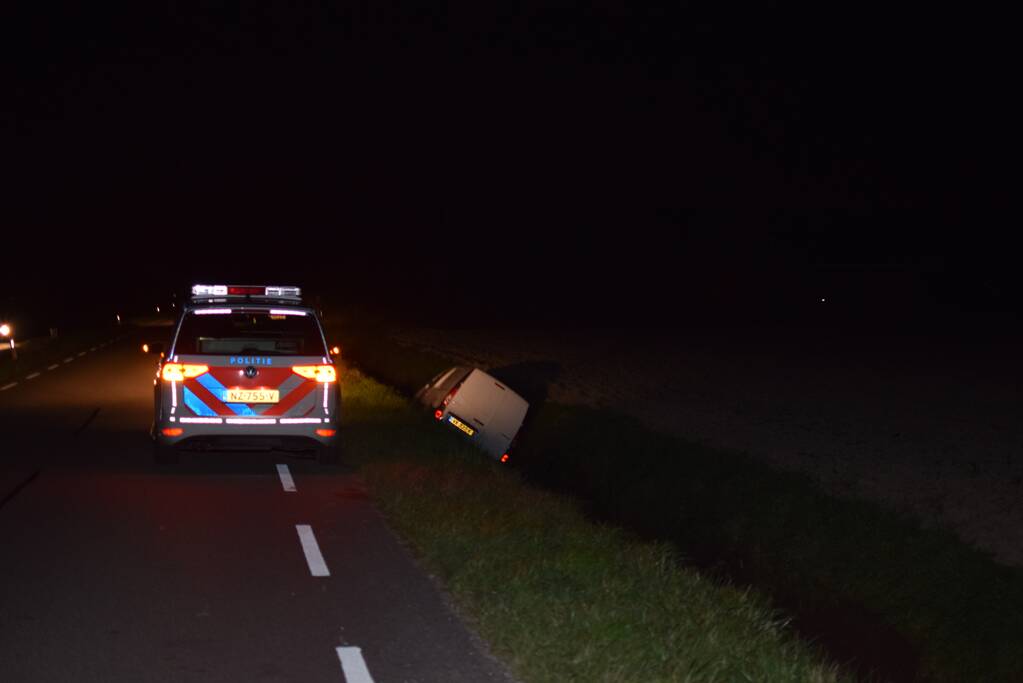 Bestelbus belandt in diepe greppel