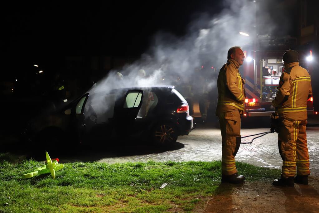 Uitslaande brand verwoest auto