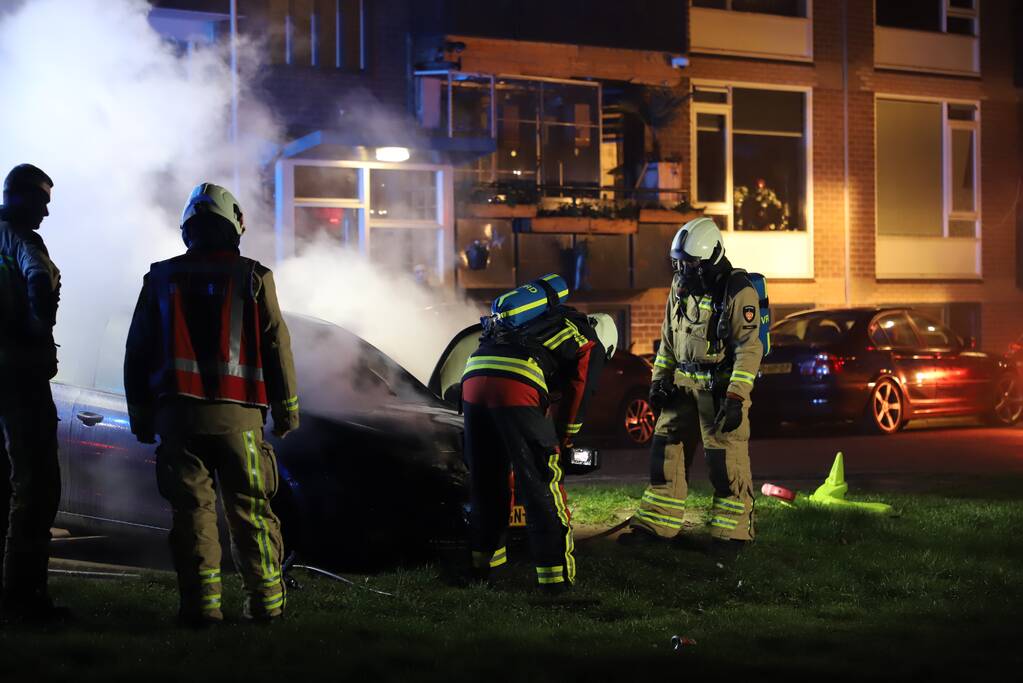 Uitslaande brand verwoest auto