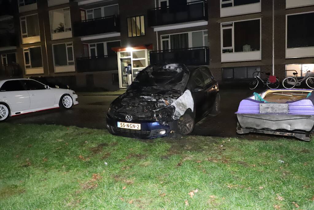 Uitslaande brand verwoest auto