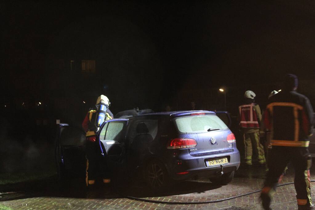 Uitslaande brand verwoest auto