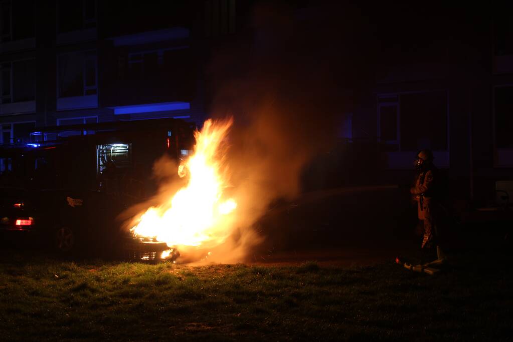 Uitslaande brand verwoest auto