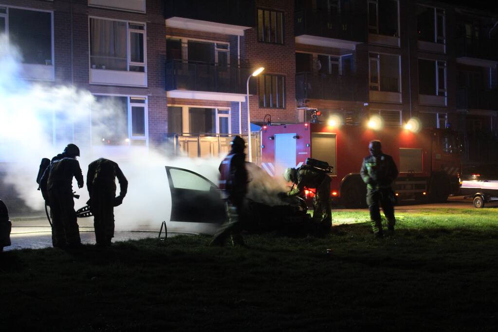 Uitslaande brand verwoest auto