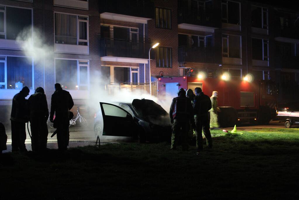 Uitslaande brand verwoest auto