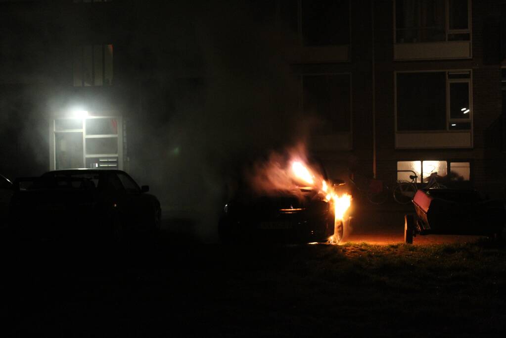 Uitslaande brand verwoest auto